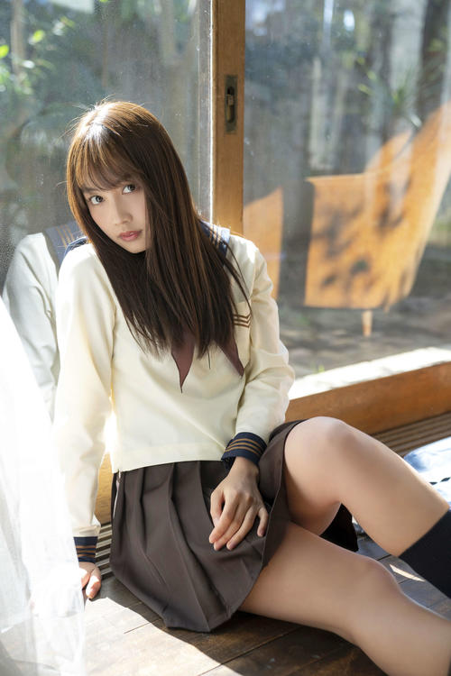 「漫画アクション」表紙のアザーカットの制服姿を披露した黒木ひかり（c）小池伸一郎／双葉社
