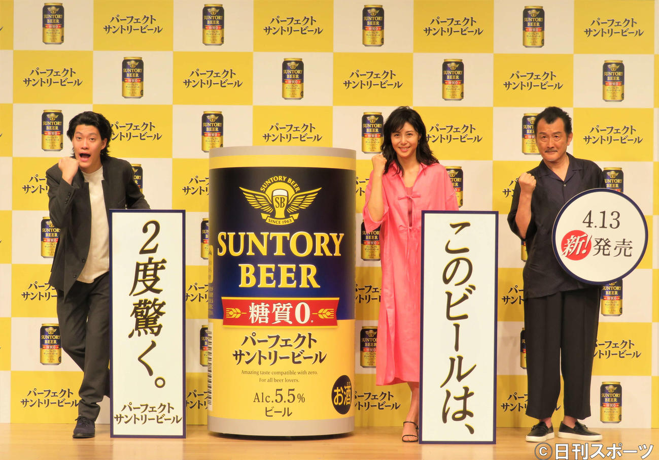 飲料メーカーサントリーの「パーフェクトサントリービール」新CM発表会に出席した左から粗品、松嶋菜々子、吉田鋼太郎（撮影・三須佳夏）