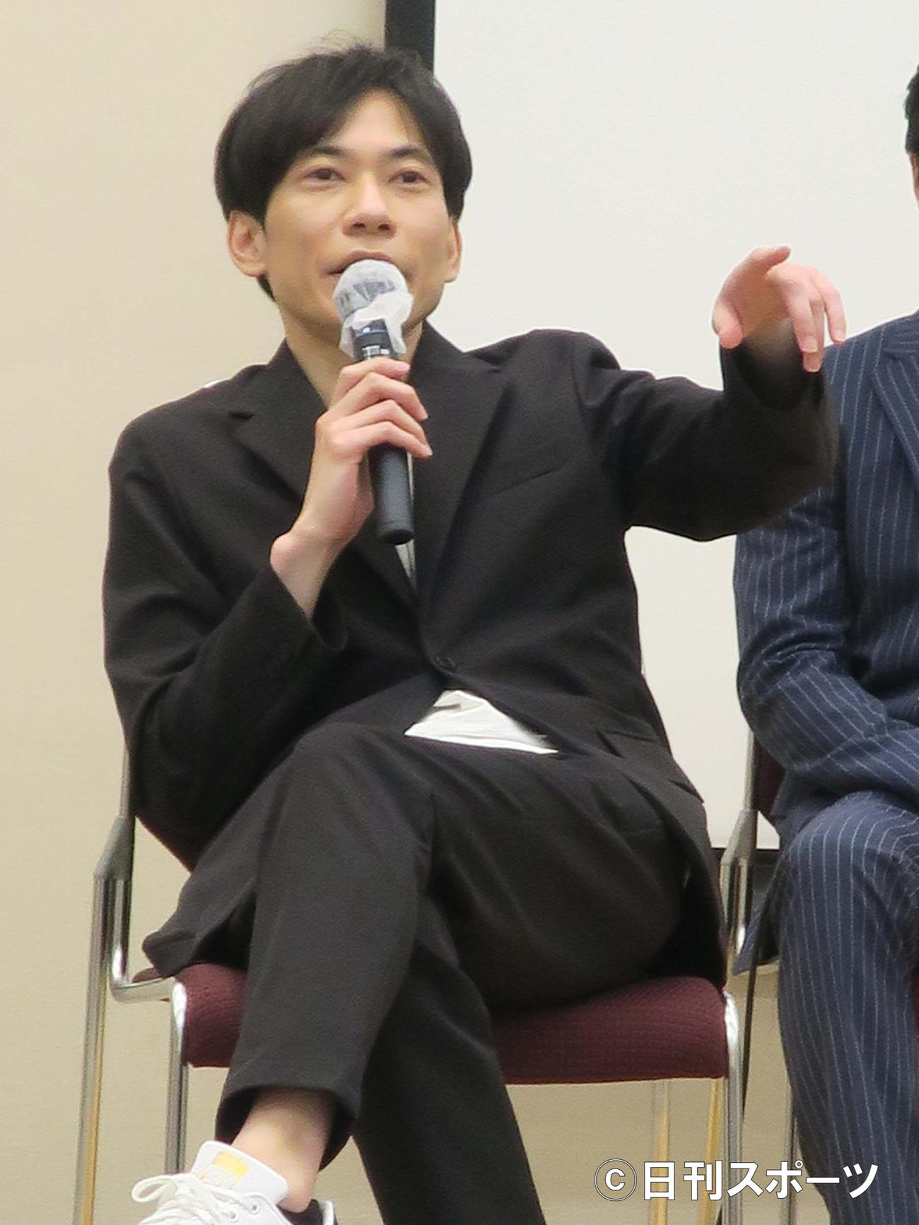 初演出を務める舞台「蟻地獄」の制作発表会見で、先生然としたポーズを披露する板倉俊之