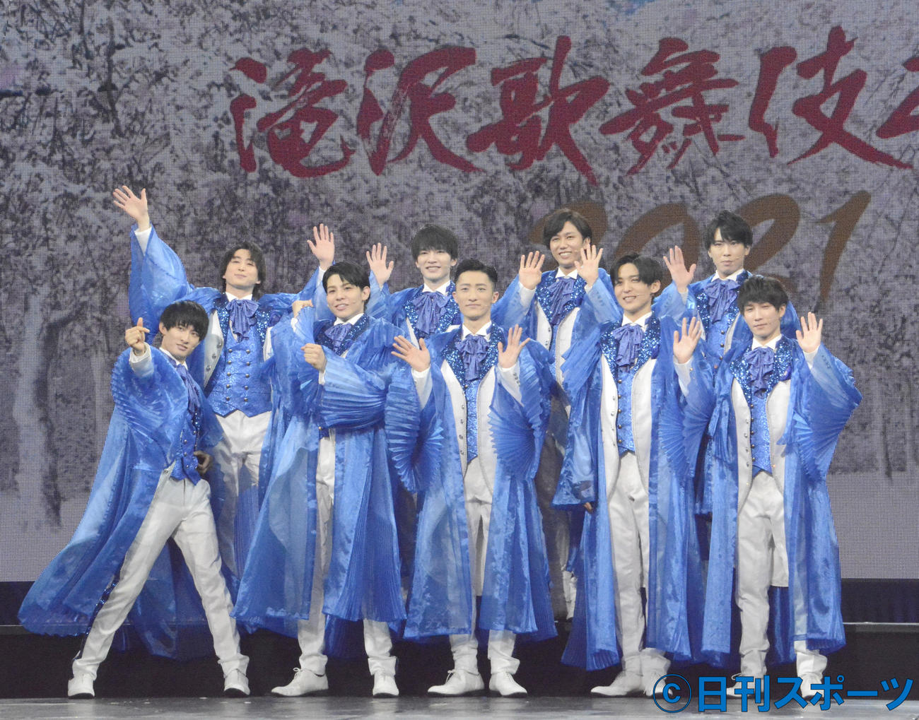 「滝沢歌舞伎ZERO 2021」初日前会見で記念撮影するSnow Man。前列左から向井康二、ラウール、岩本照、目黒蓮、渡辺翔太、後列左から佐久間大介、深澤辰哉、阿部亮平、宮舘涼太（撮影・酒井清司）