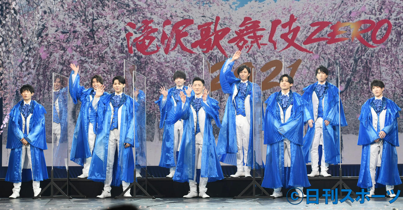 「滝沢歌舞伎ZERO」の初日を前に会見するSnow Man。左から向井康二、佐久間大介、ラウール、深澤辰哉、岩本照、阿部亮平、目黒蓮、宮舘涼太、渡辺翔太（撮影・酒井清司）