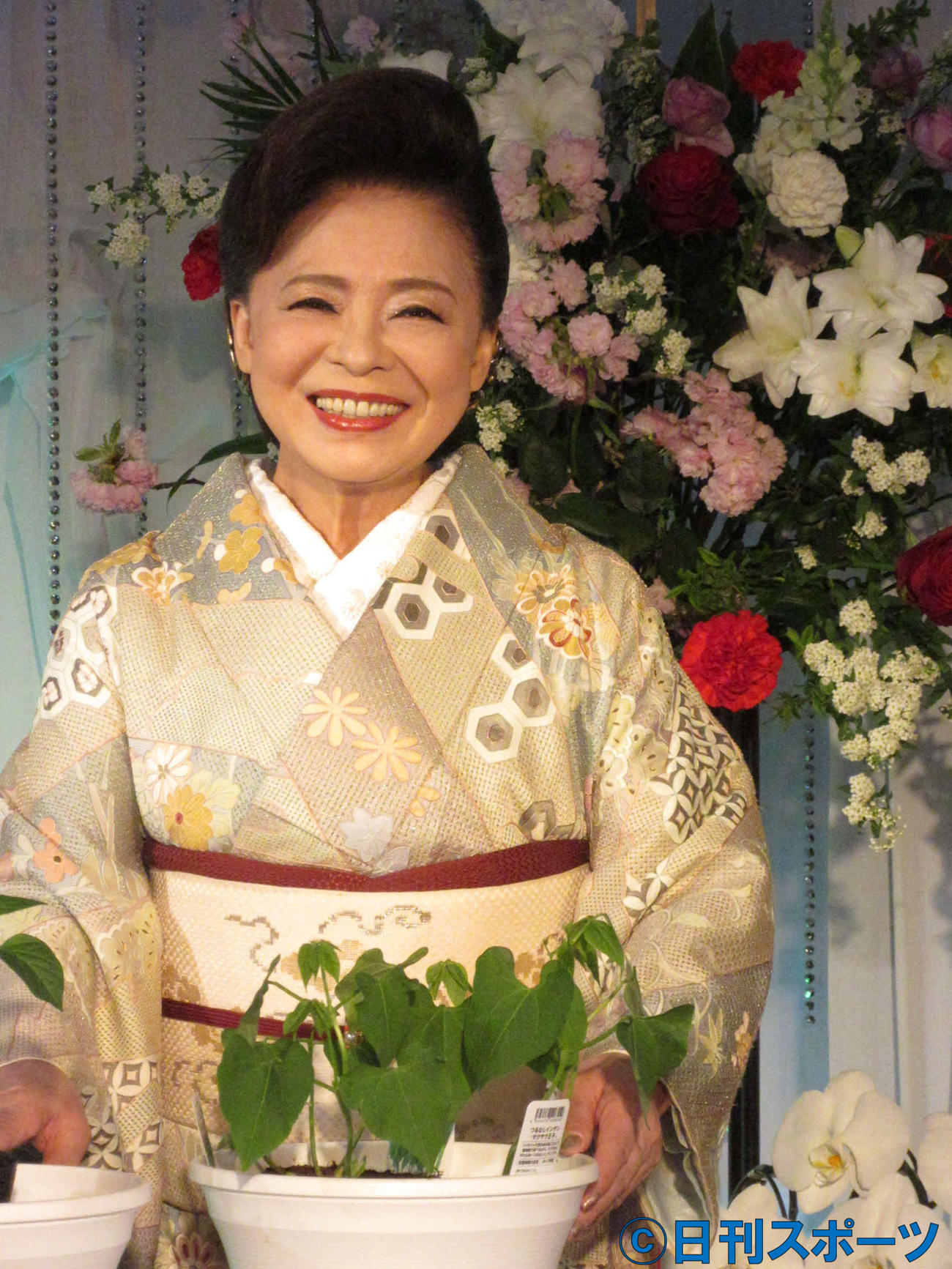 新曲発表配信ライブを行った松前ひろ子