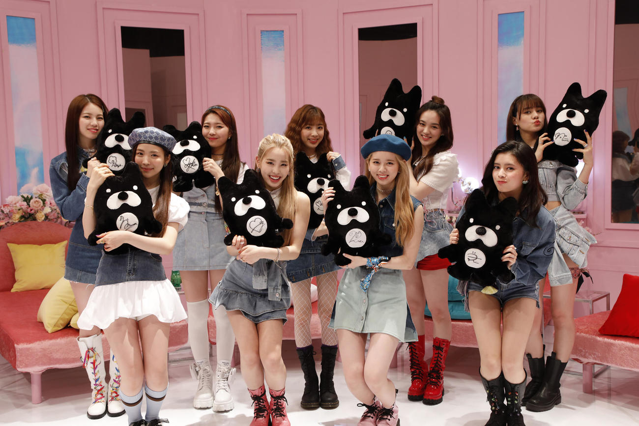 前列左からMAYA、MAKO、RIKU、RIMA、後列左からAYAKA、MAYUKA、MIIHI、RIO、NINA
