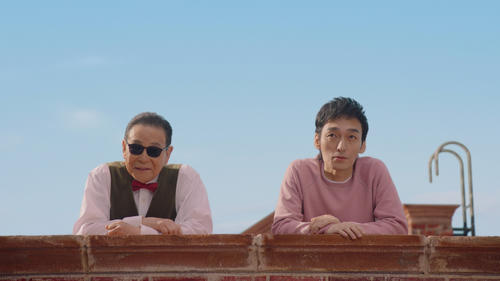 「メルカリ」のCMで共演したタモリ(左)と草なぎ剛