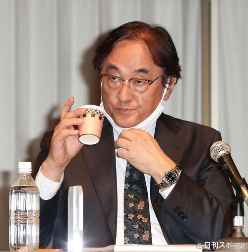 記者会見の途中、マスクをずらして水を飲むフジ・メディア・ホールディングスの金光修社長(撮影・丹羽敏通)