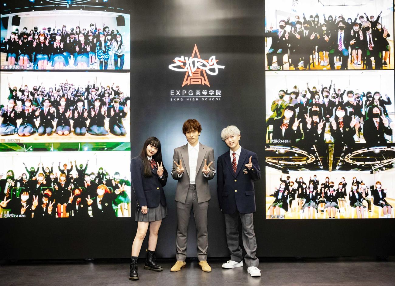 「EXPG高等学院」の2期生入学式に出席した、左から1期生でiScreamのHINATA、EXILE TETSUYA、新入生の村上琉貴さん
