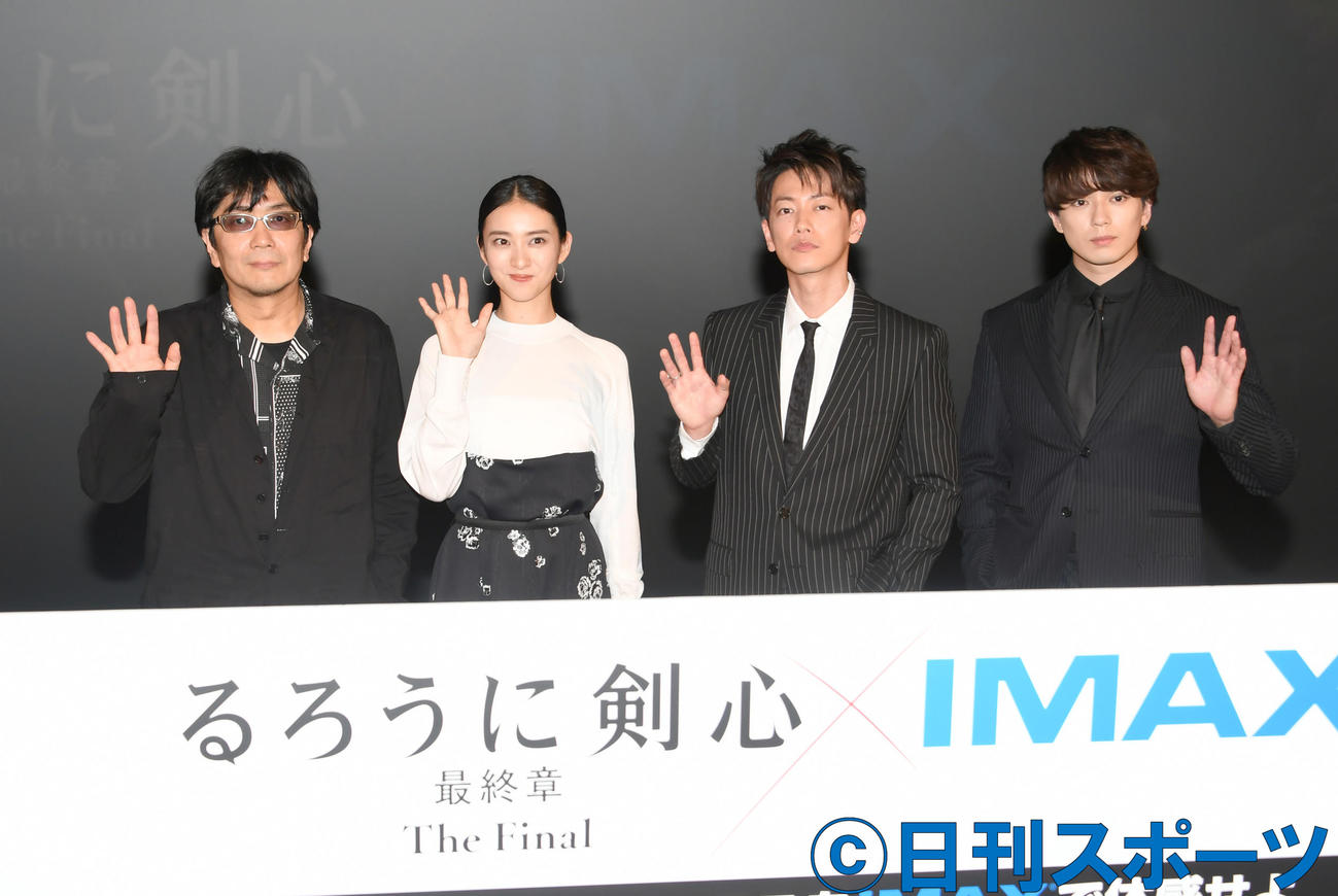「るろうに剣心最終章」公開イベントで、記念撮影する、左から大友啓史監督、武井咲、佐藤健、新田真剣佑（撮影・酒井清司）