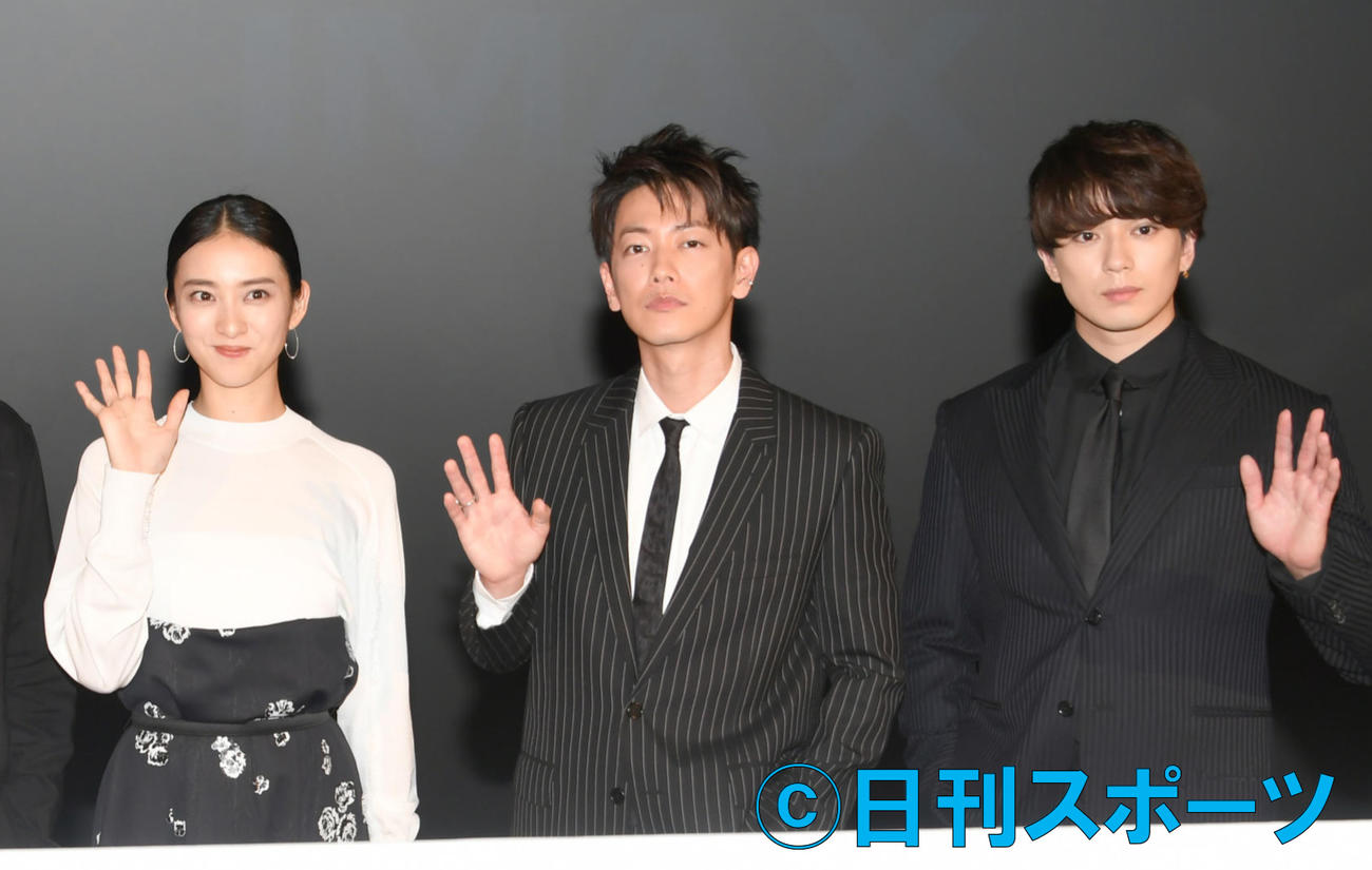 公開イベントで、記念撮影する、左から武井咲、佐藤健、新田真剣佑（撮影・酒井清司）