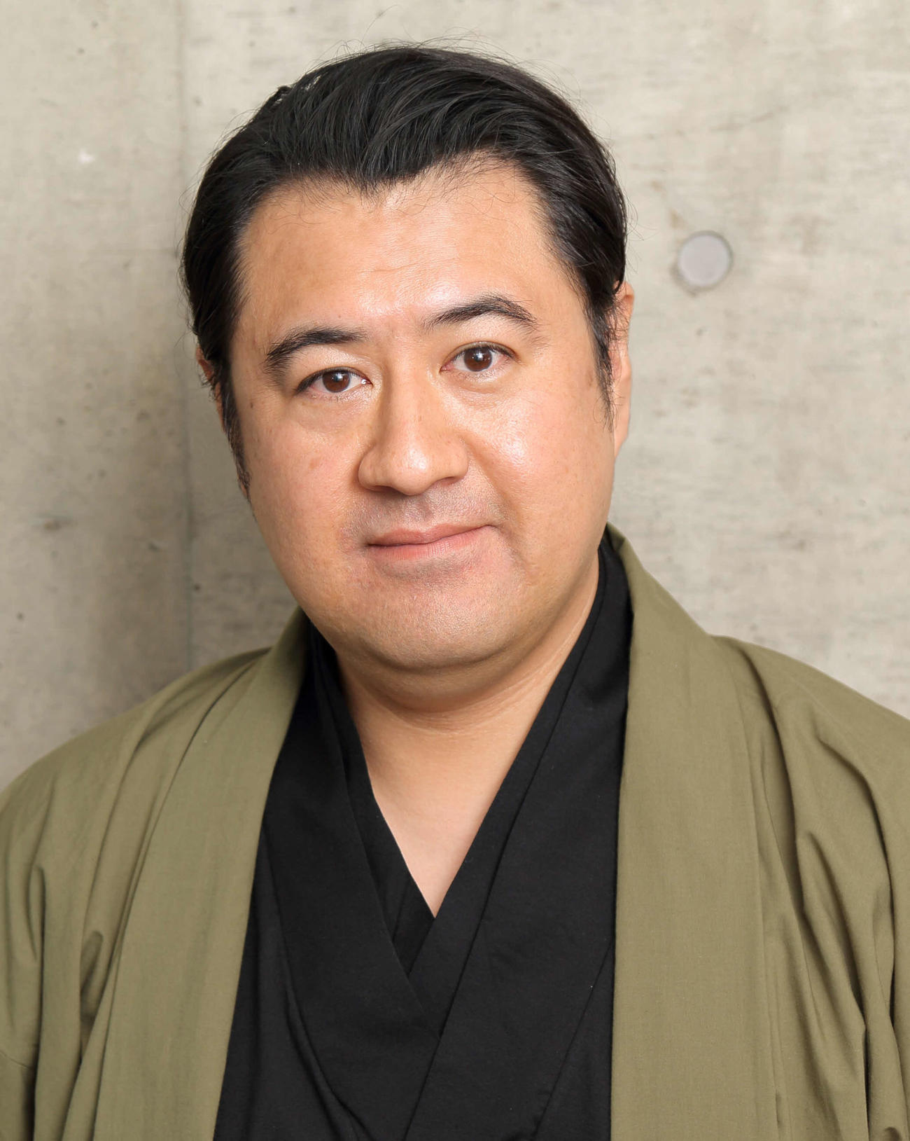 チバテレ開局50周年記念ドラマ「チバケンのマツモトさん。」で臼井銀次郎役を演じる小手伸也