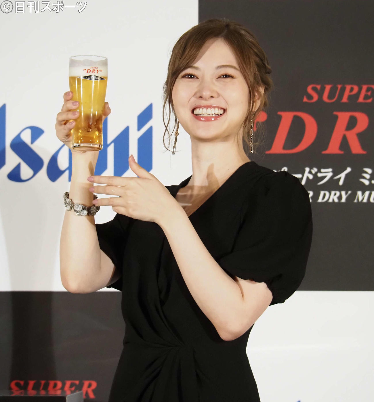 ビールを手に笑顔を見せる白石麻衣（撮影・遠藤尚子）