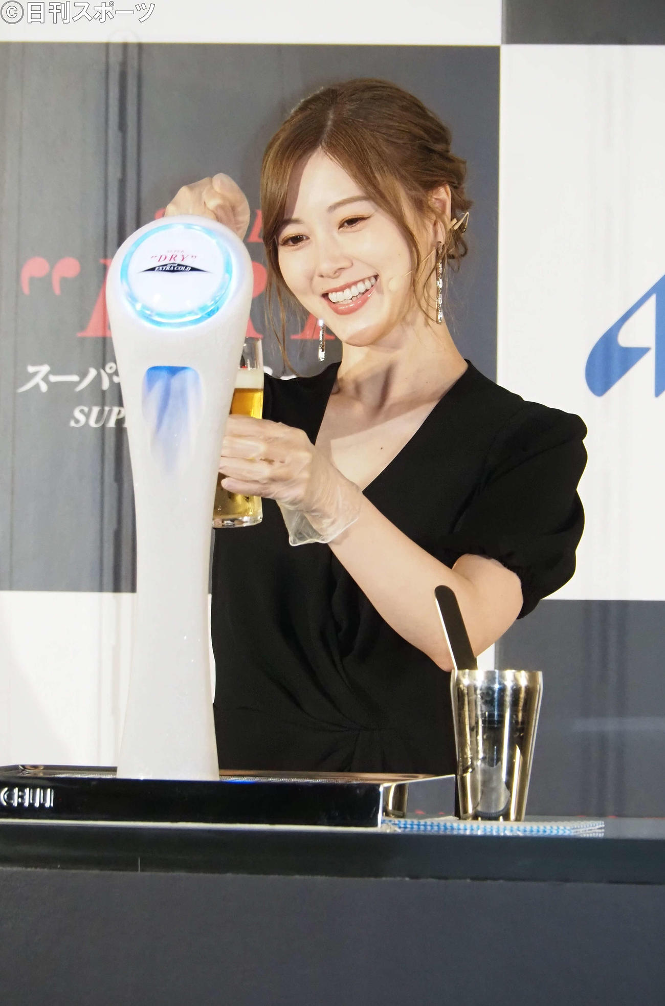 生ビールを注ぐ白石麻衣（撮影・遠藤尚子）