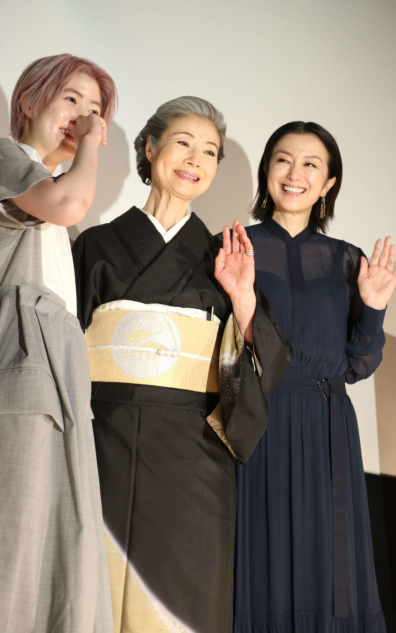 映画「椿の庭」の初日舞台あいさつに出席した、左からシム・ウンギョン、富司純子、鈴木京香