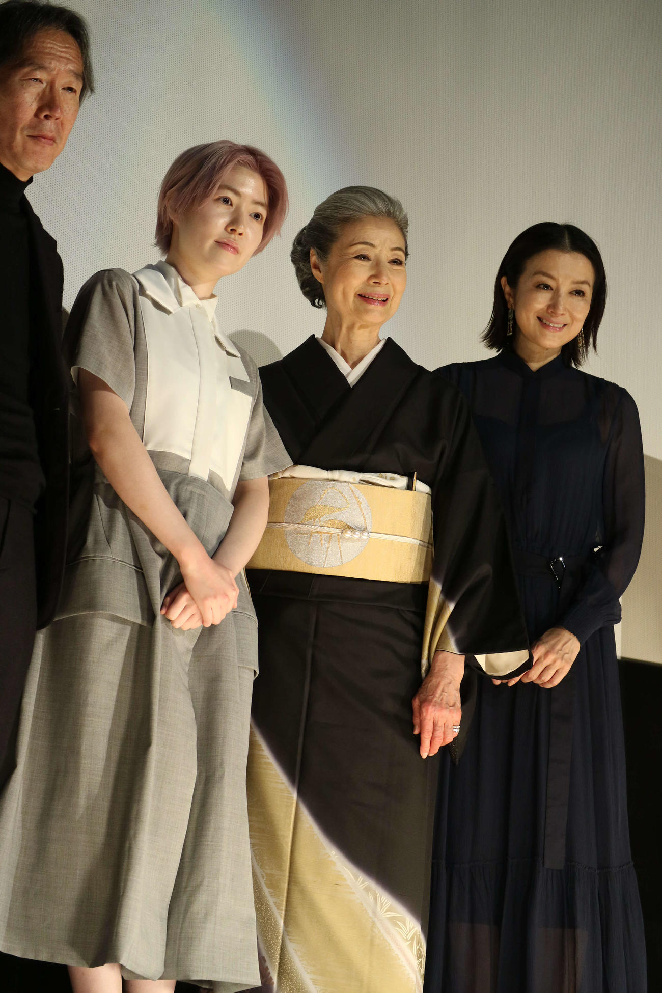 映画「椿の庭」の初日舞台あいさつに出席した、左から上田義彦監督、シム・ウンギョン、富司純子、鈴木京香