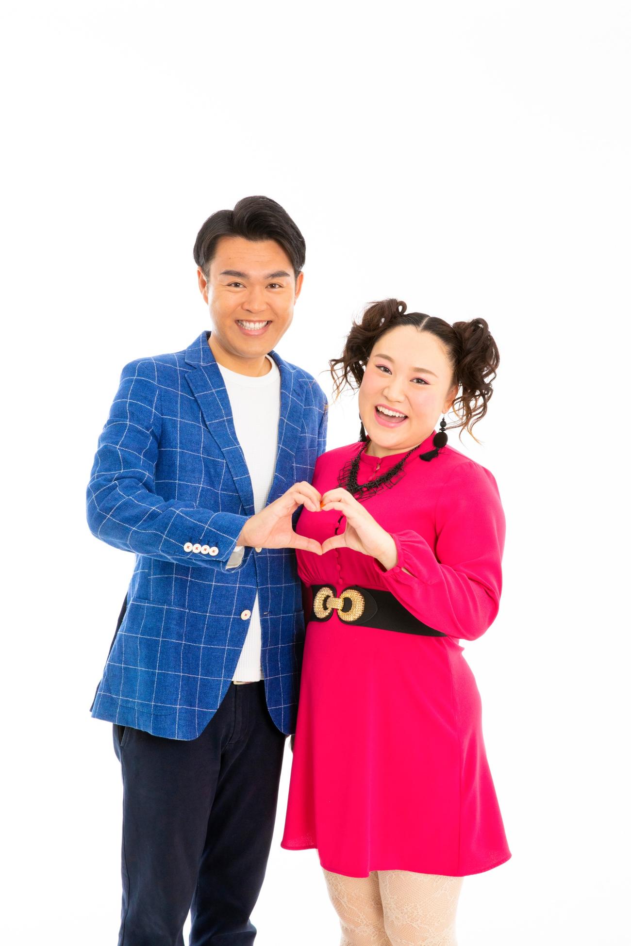 一般男性と結婚したことを発表したお笑いコンビ、フォーリンラブのバービー（右）。左は相方のハジメ