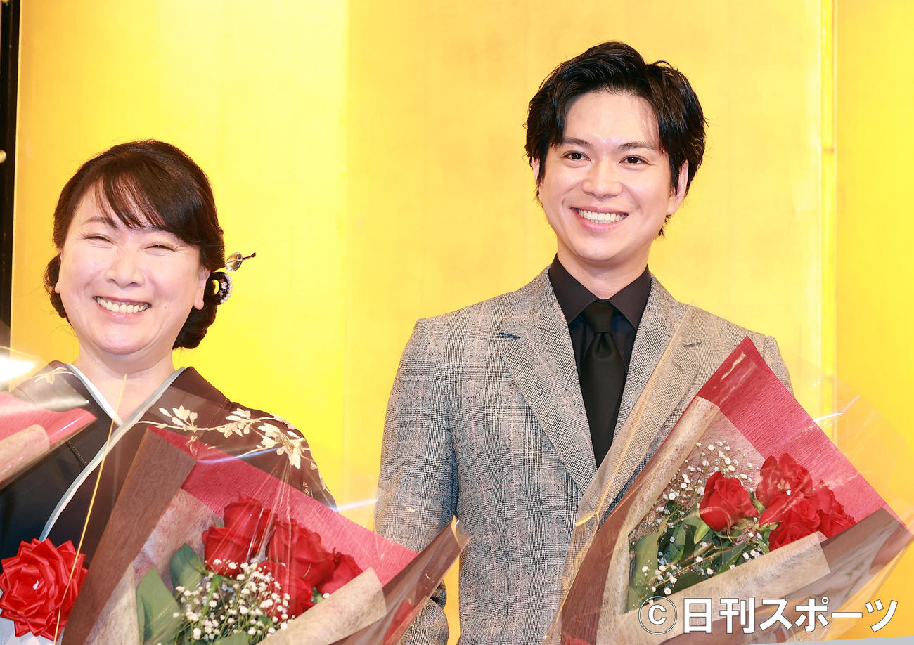 「吉川英治賞」贈呈式で、吉川英治文学新人賞を受賞した加藤シゲアキ（右）は記念撮影で笑顔を見せる。左は文学賞受賞の村山由佳氏（撮影・浅見桂子）