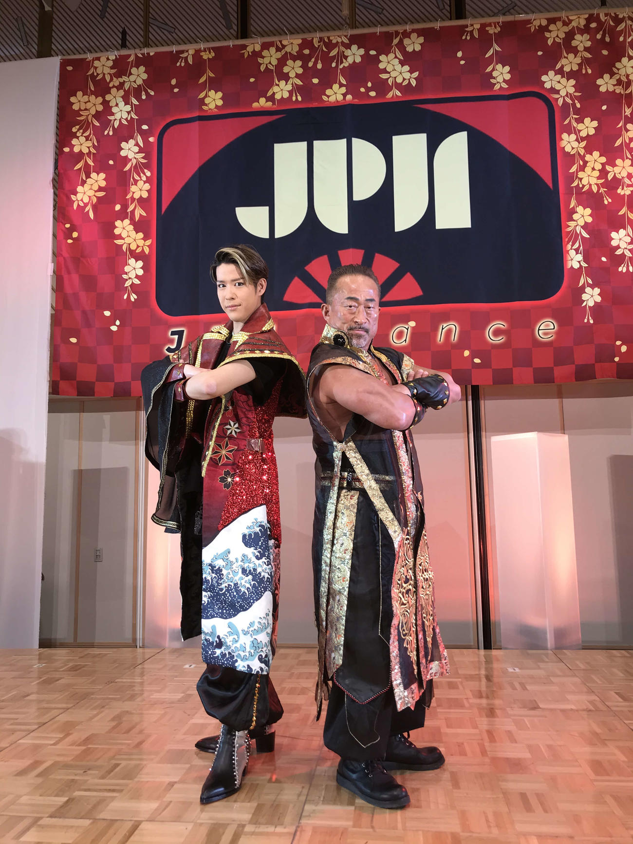 新曲発表会を行った花園直道（左）と角田信朗