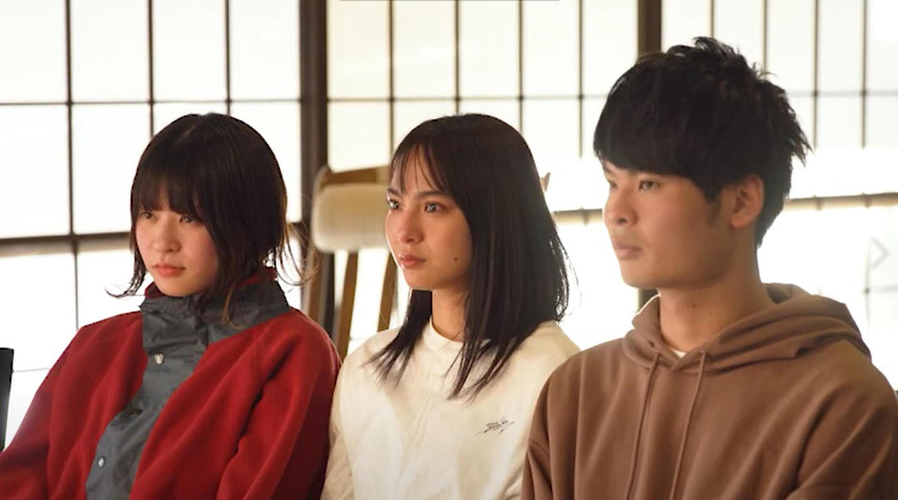 「水溜りボンドの青春動画荘」に出演する、山口厚子（中央）（C）AbemaTV, Inc.