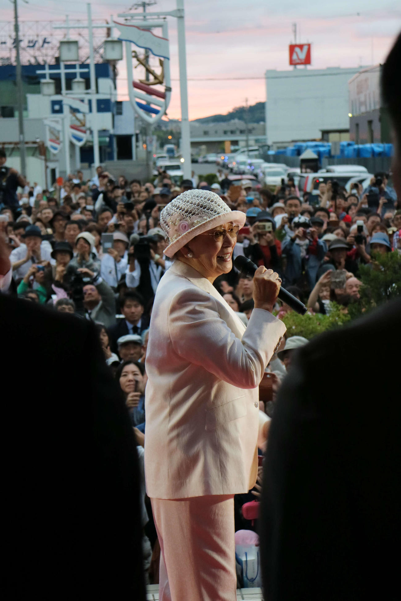 記念館閉館後、最後のあいさつをする石原まき子さん（2017年8月31日撮影）