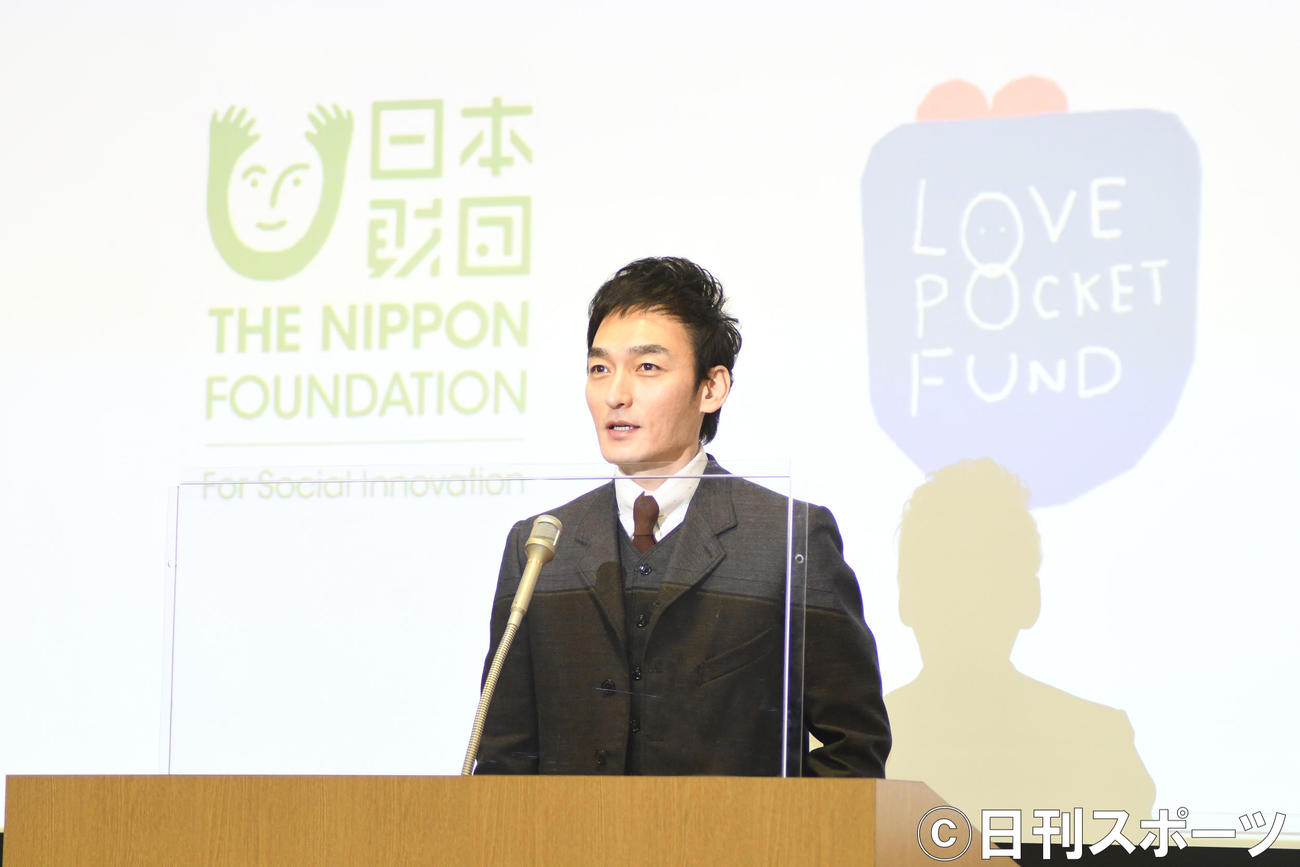 日本医科大でのドクターカーお披露目会で医療従事者にメッセージを送る草なぎ剛（撮影・大友陽平）