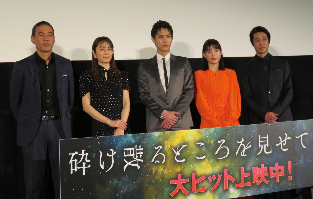 映画「砕け散るところを見せてあげる」の舞台あいさつに出席した（左から）SABU監督、矢田亜希子、中川大志、石井杏奈、堤真一