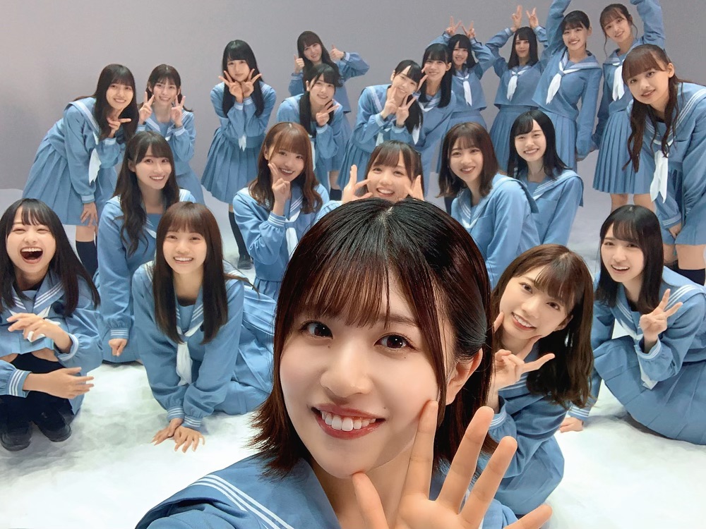 「日向撮」先行カット。メンバー22人が集合した。松田好花（手前中央）が撮影した