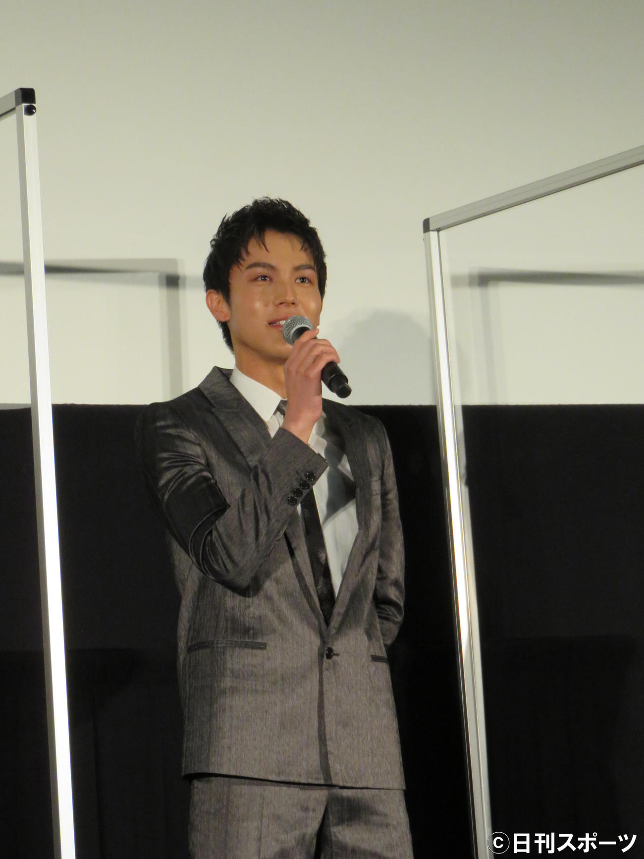 映画「砕け散るところを見せてあげる」の舞台あいさつに出席した中川大志