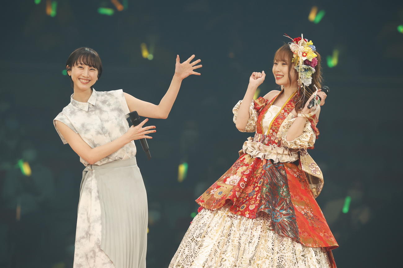 卒業コンサートにサプライズで登場した松井玲奈（左）と高柳明音（c）2021 Zest,Inc.／AEI