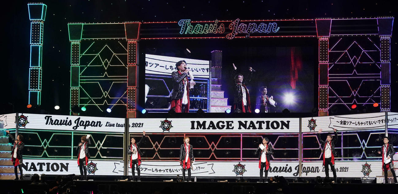 MCで話すTravis Japan。左から川島如恵留、中村海人、松田元太、七五三掛龍也、松倉海斗、吉澤閑也、宮近海斗（撮影・鈴木みどり）