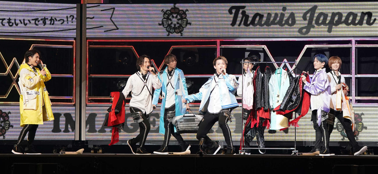 MCで話すTravis Japan。左から松田元太、川島如恵留、中村海人、吉澤閑也、宮近海斗、松倉海斗、七五三掛龍也（撮影・鈴木みどり）