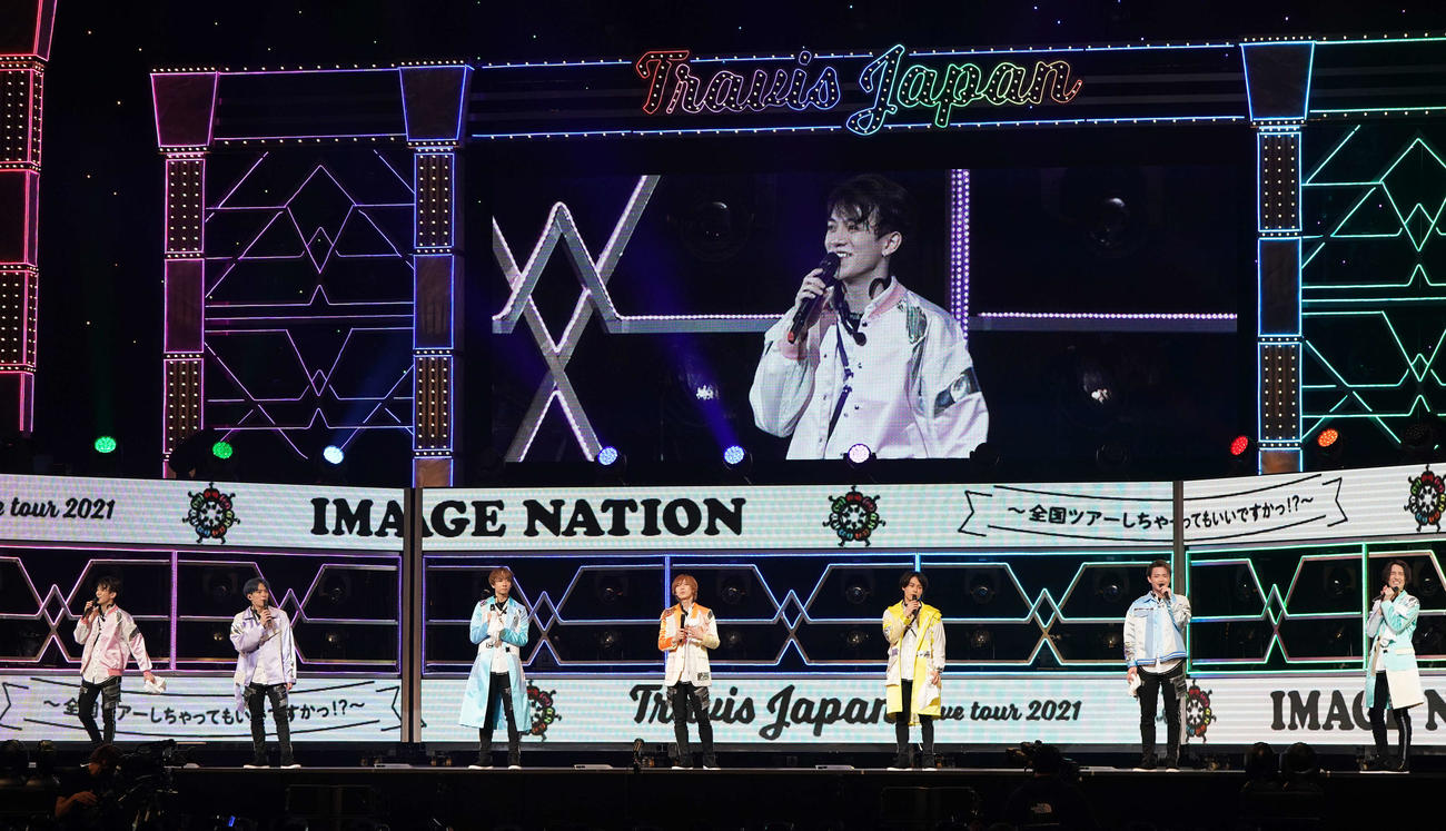 MCで話すTravis Japan。左から宮近海斗、松倉海斗、中村海人、七五三掛龍也、松田元太、吉澤閑也、川島如恵留（撮影・鈴木みどり）