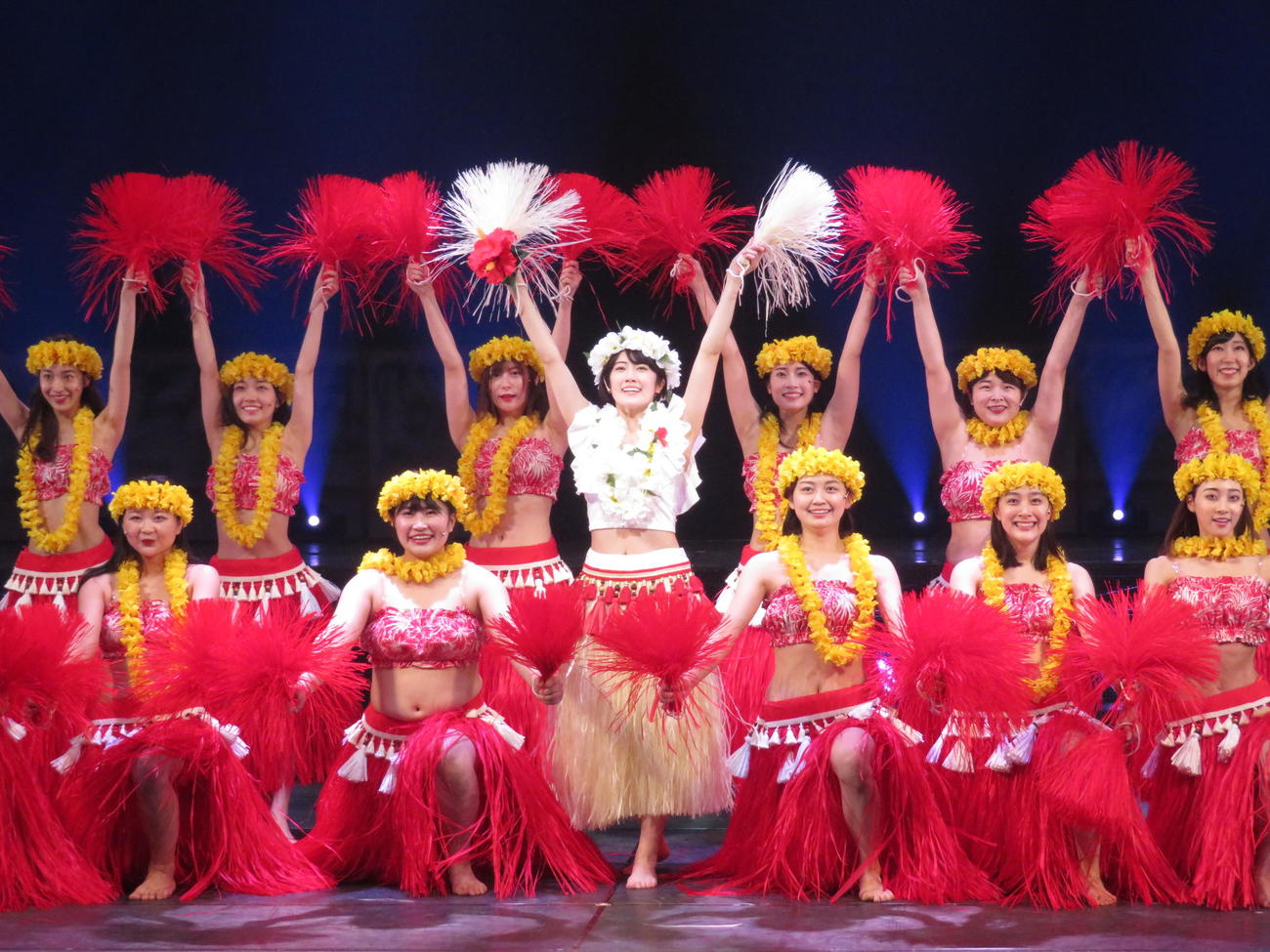 舞台「フラガール　－dance for smile－」でフラダンスを披露する吉田美佳子（前列右から2人目）。中央は主演の乃木坂46樋口日奈