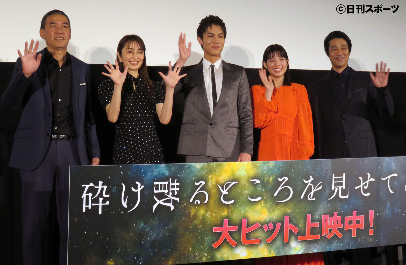 舞台あいさつに出席した、左からSABU監督、矢田亜希子、中川大志、石井杏奈、堤真一