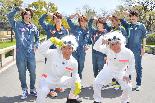 「関西ジャニ博」に出演するよゐこの有野晋哉（前列左）と濱口優（同右）。後列はAぇ！group。左から小島健、福本大晴、正門良規、末澤誠也、草間リチャード敬太、佐野晶哉（MBSテレビ提供）