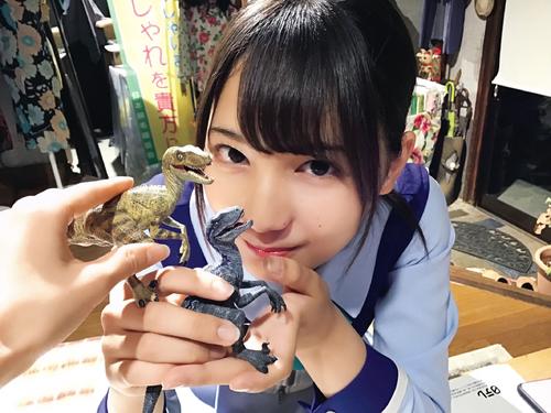 「日向撮」先行カット。恐竜のフィギュアを持って笑顔を見せる小坂菜緒。齊藤京子が撮影した