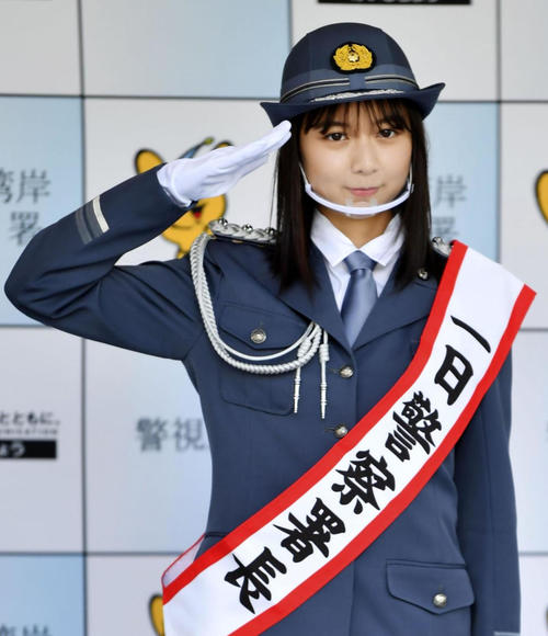 警視庁東京湾岸署の一日署長に就任し、敬礼する俳優の上白石萌歌（共同）