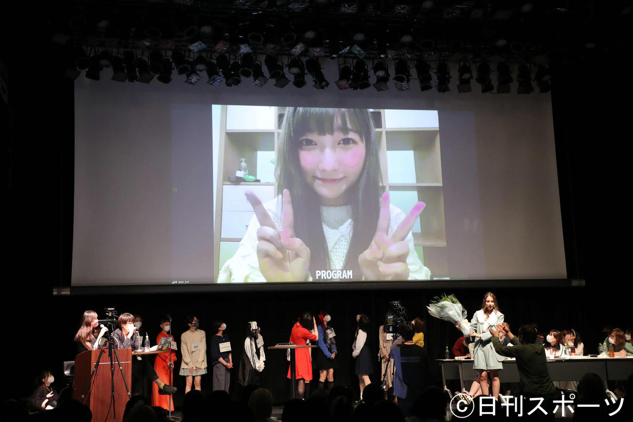 ミスiD2021グランプリに選ばれ、Zoomで授賞式に臨む香港のアイドルグループに所属する「まほ」（撮影・河田真司）