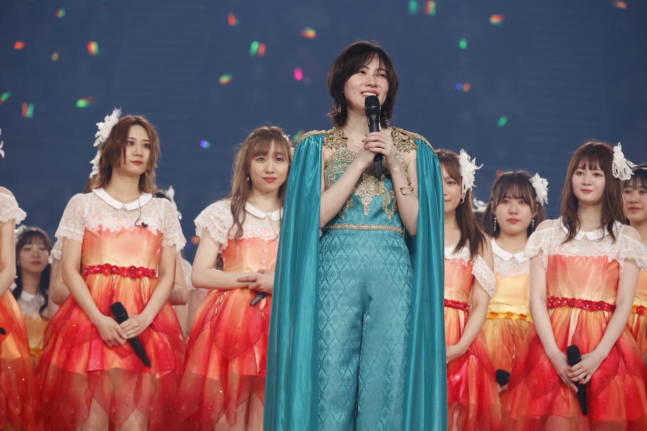 卒業コンサート夜公演でスピーチする松井珠理奈（中央）（C）2021 Zest,Inc.／AEI