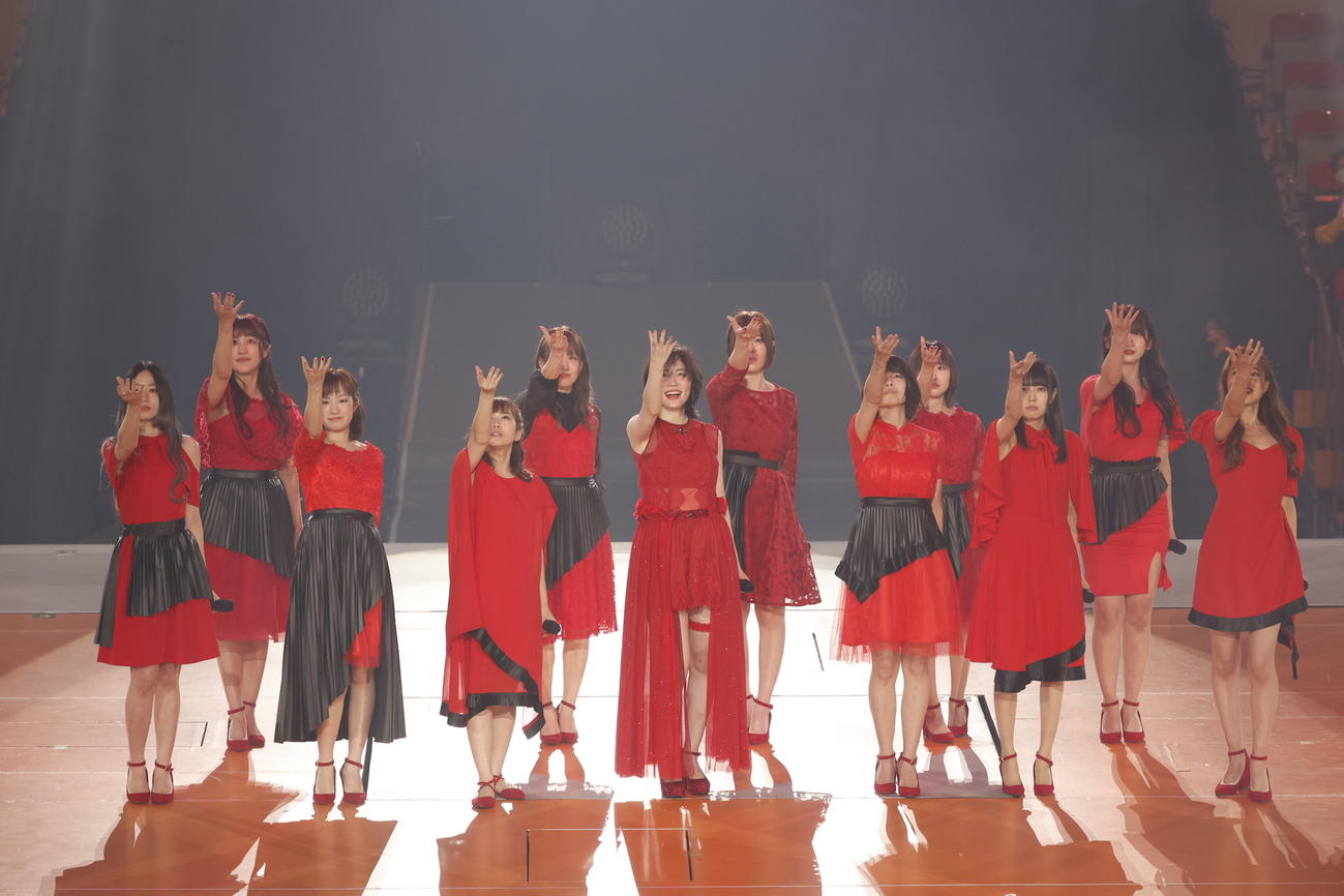 卒業コンサート夜公演で同期の卒業生11人と歌う松井珠理奈（中央）。前列左から高田志織、矢神久美、佐藤実絵子、1人おいて中西優香、高井つき奈、桑原みずき、後列左から平田璃香子、小野晴香、出口陽、松下唯、山下もえ（C）2021 Zest,Inc.／AEI