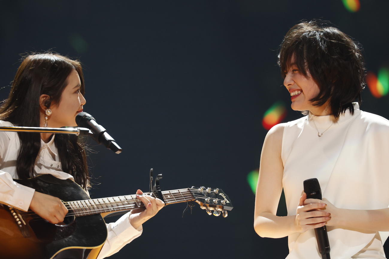 卒業コンサート夜公演で矢方美紀（左）と「不器用太陽」を歌う松井珠理奈（C）2021 Zest,Inc.／AEI