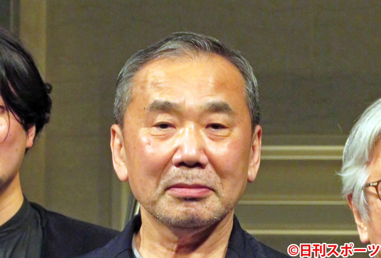 「MURAKMI　JAM　いけないボサノヴァ」終了後、写真撮影に応じた村上春樹氏（撮影・村上幸将）