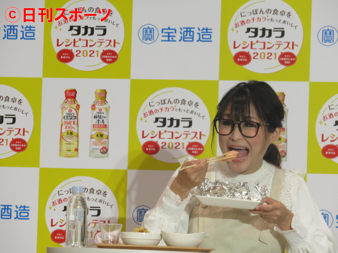 みりんを使ったレシピで作った料理を試食するギャル曽根