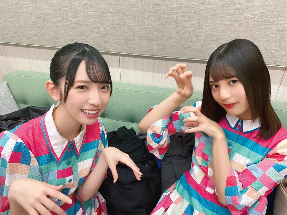 「日向撮」先行カット。金村美玖（左）と小坂菜緒