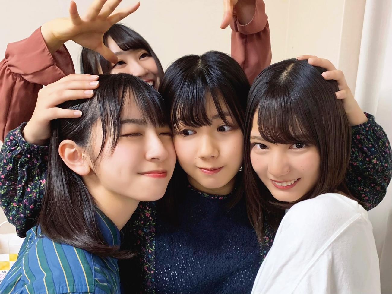 「日向撮」先行カット。おどけるメンバーたち