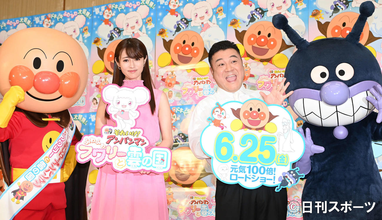 映画「それいけ！アンパンマン　ふわふわフワリーと雲の国」の公開アフレコに登場した深田恭子はアンタッチャブル山崎弘也と記念撮影（撮影・山崎安昭）