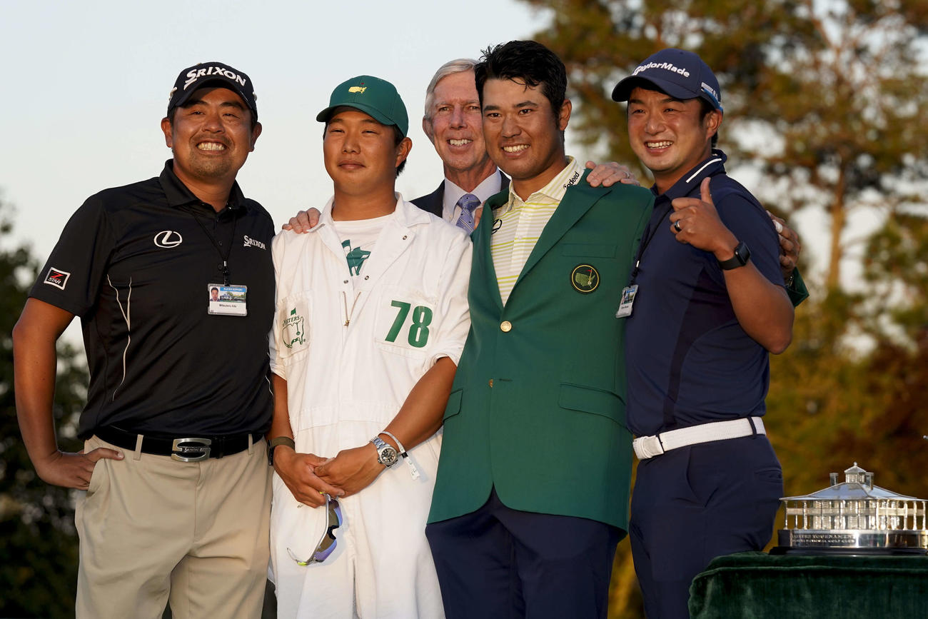 米ゴルフのマスターズ・トーナメントで、日本男子初のメジャー制覇を果たし、記念撮影する松山（右から2人目）と「チーム松山」のメンバー（AP）