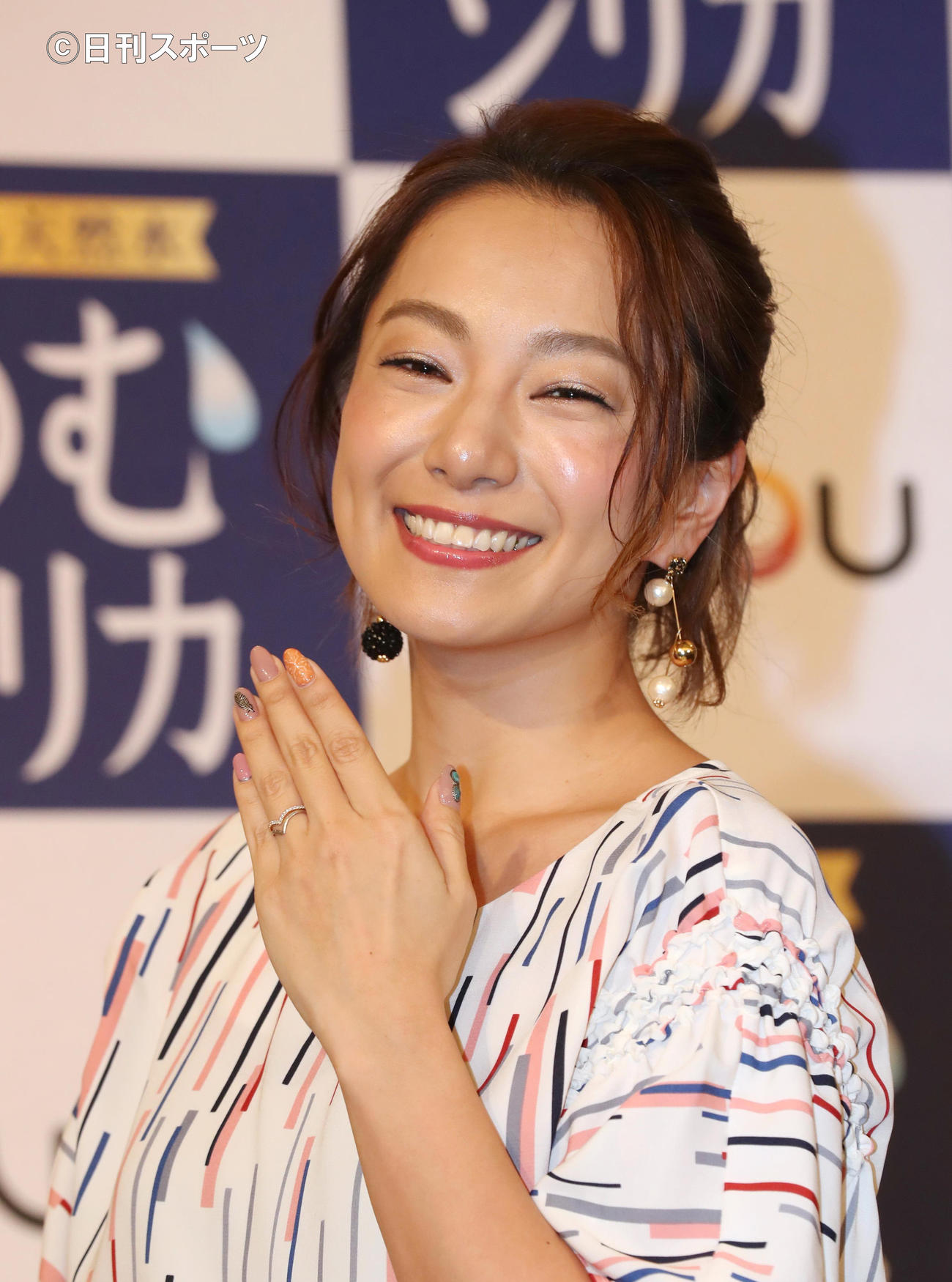結婚を報告し、笑顔で指輪を披露する三船美佳（2019年4月7日撮影）