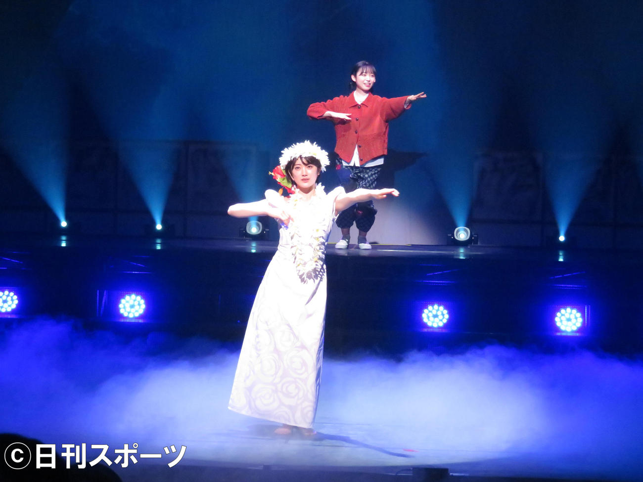 主演舞台「フラガール　－dance for smile－」でフラダンスを披露する樋口日奈（手前）。後方は山内瑞葵