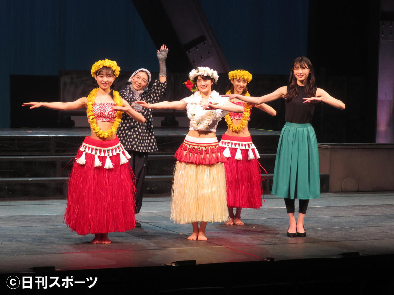 主演舞台「フラガール　－dance for smile－」キャスト。前列左から山内瑞葵、樋口日奈、矢島舞美。後列左から有森也実、安田愛里（撮影・横山慧）
