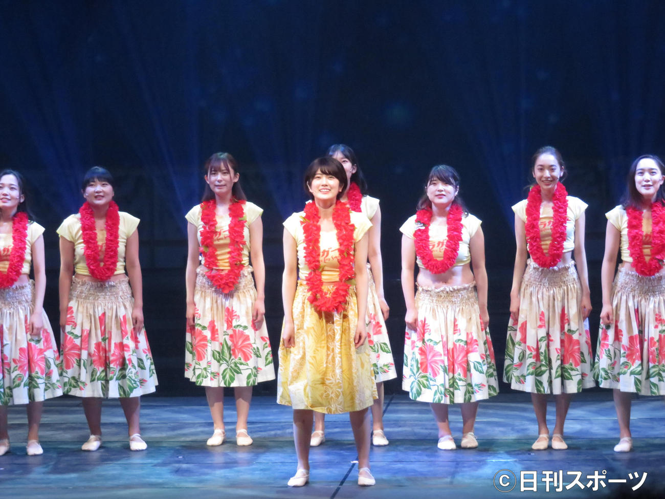 舞台「フラガール　－dance for smile－」に主演する樋口日奈（中央）（撮影・横山慧）