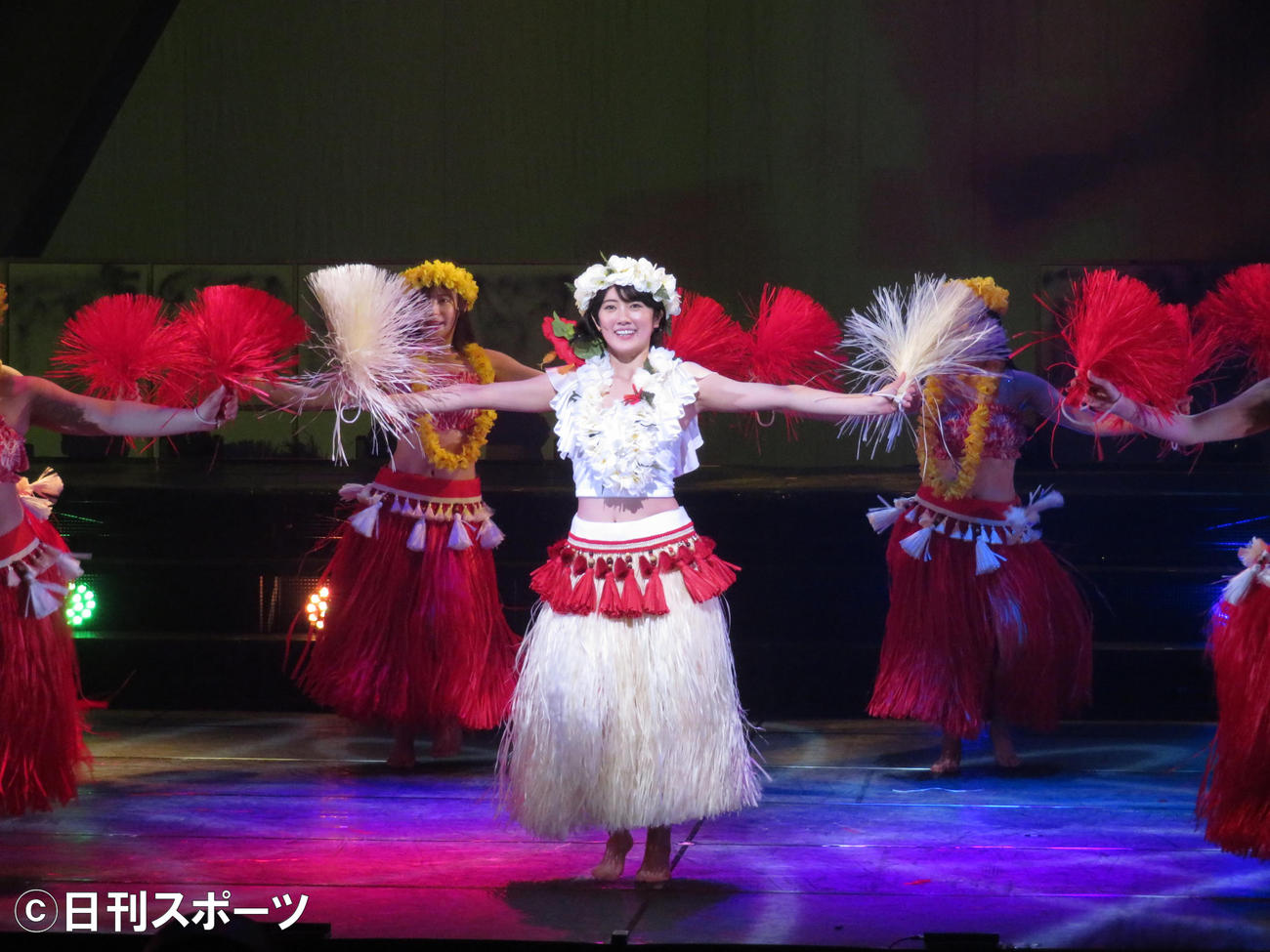 主演舞台「フラガール　－dance for smile－」でフラダンスを披露する樋口日奈（中央）（撮影・横山慧）
